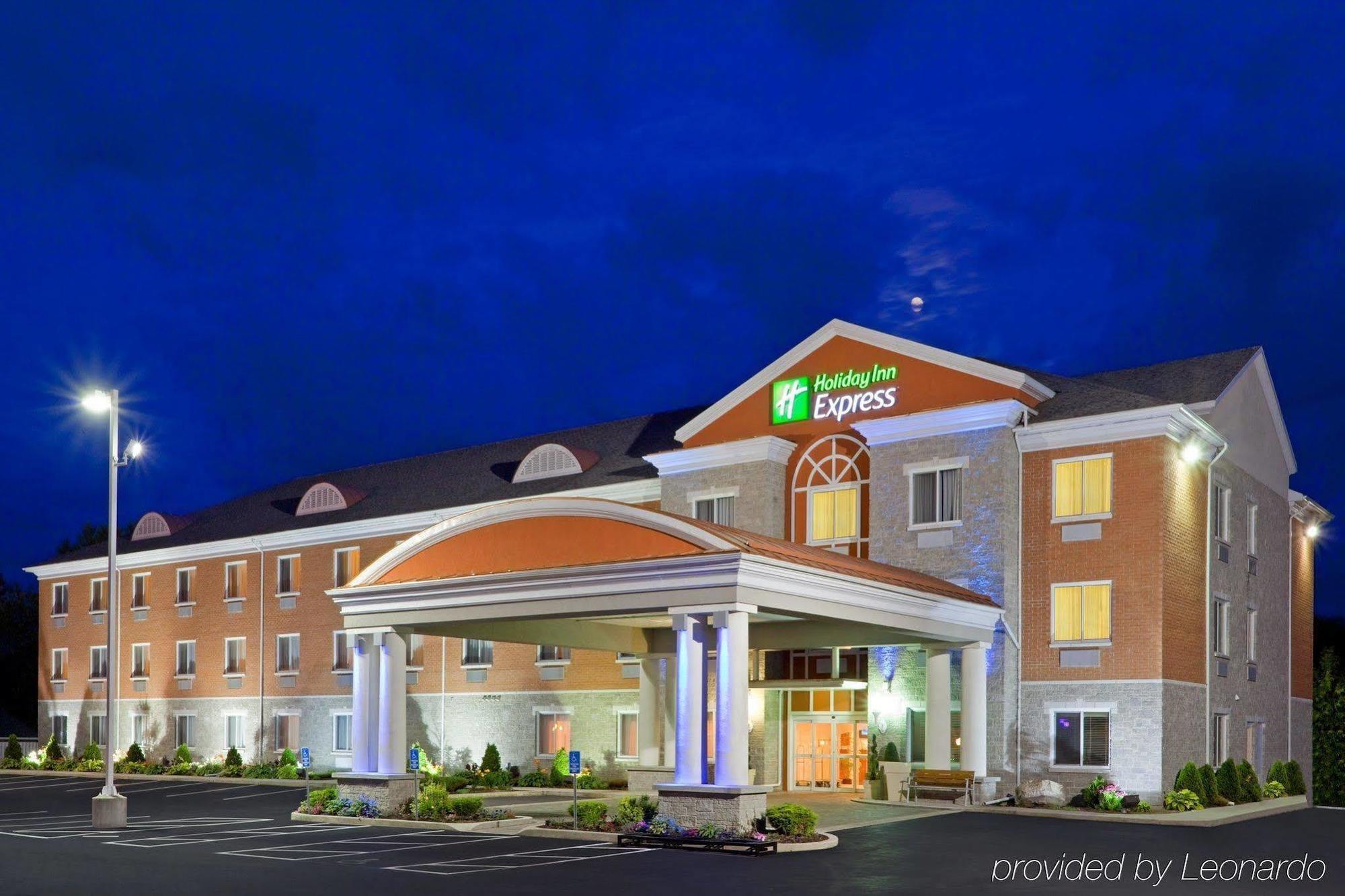 Holiday Inn Express Hotel & Suites 1000 Islands - Gananoque By Ihg Экстерьер фото