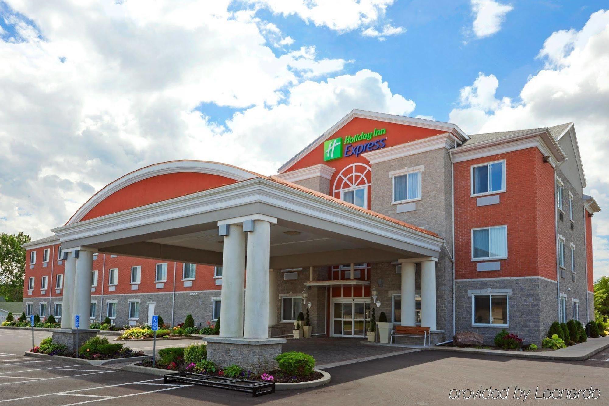 Holiday Inn Express Hotel & Suites 1000 Islands - Gananoque By Ihg Экстерьер фото
