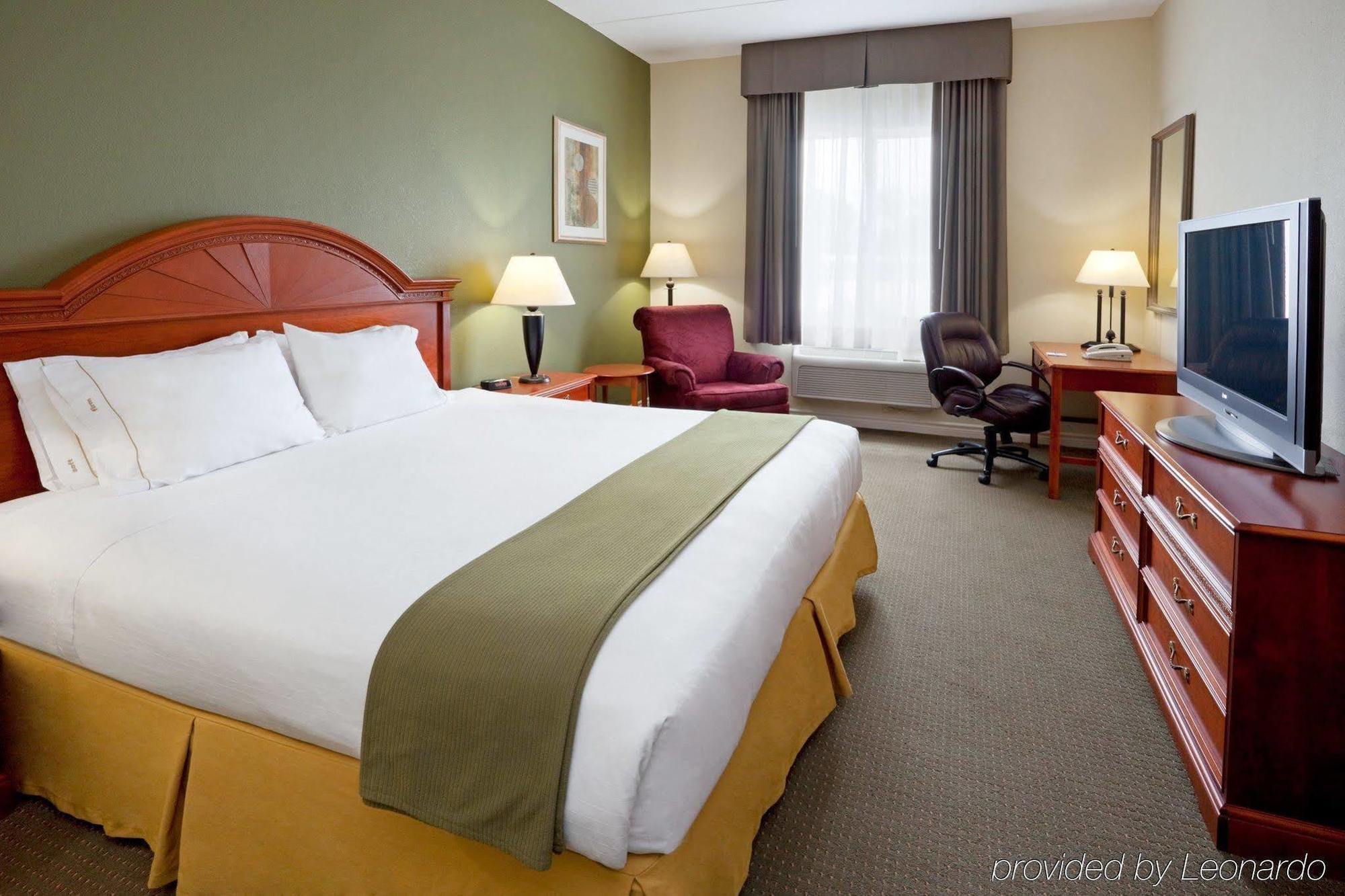 Holiday Inn Express Hotel & Suites 1000 Islands - Gananoque, An Ihg Hotel Экстерьер фото