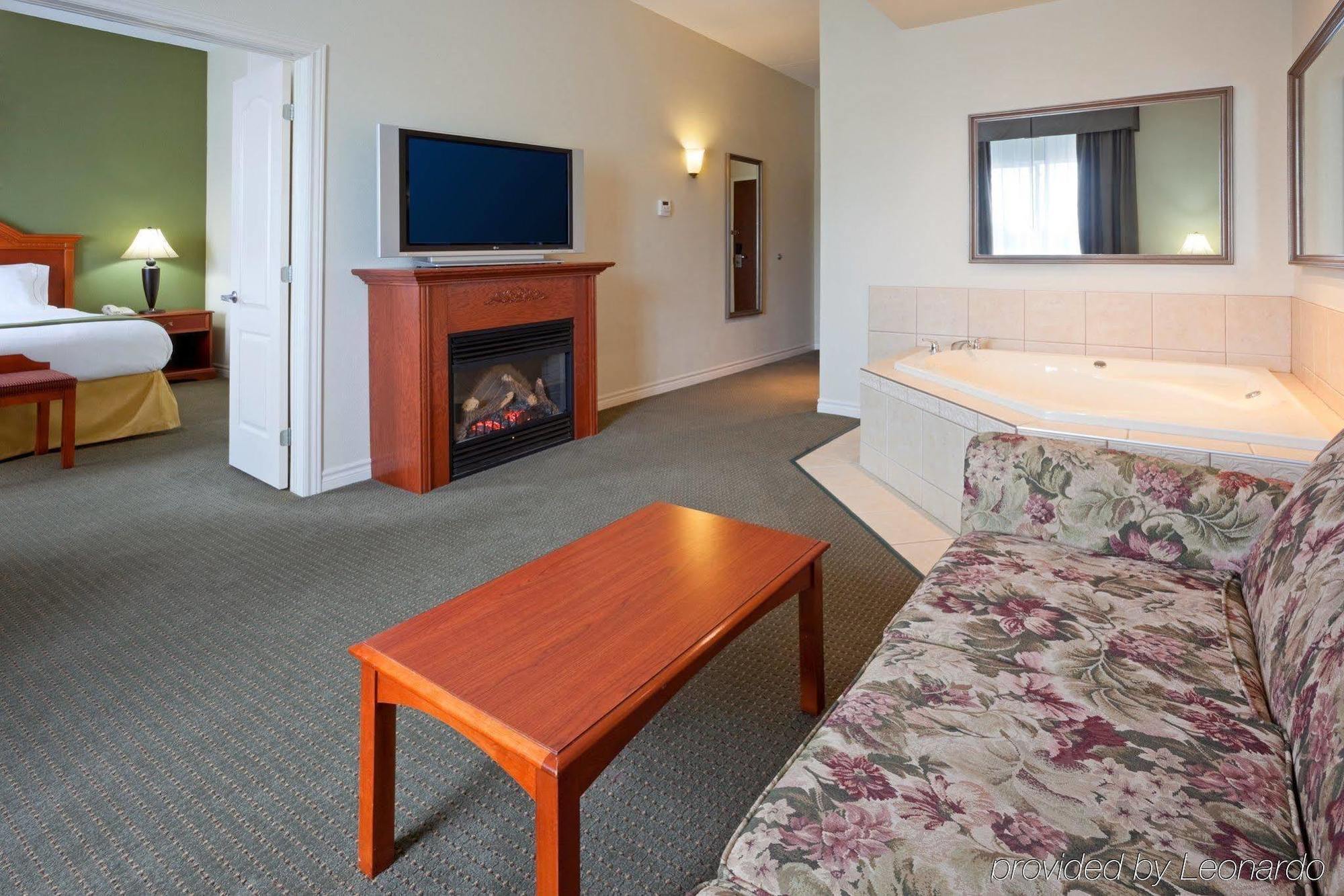 Holiday Inn Express Hotel & Suites 1000 Islands - Gananoque By Ihg Экстерьер фото